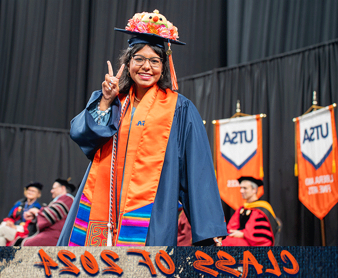 Traditions help 在线博彩 graduates stand out at Commencement